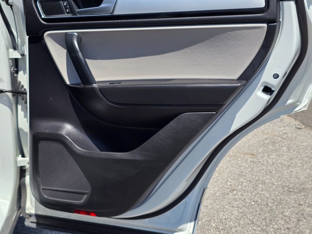 2017 Volkswagen Touareg Image 48