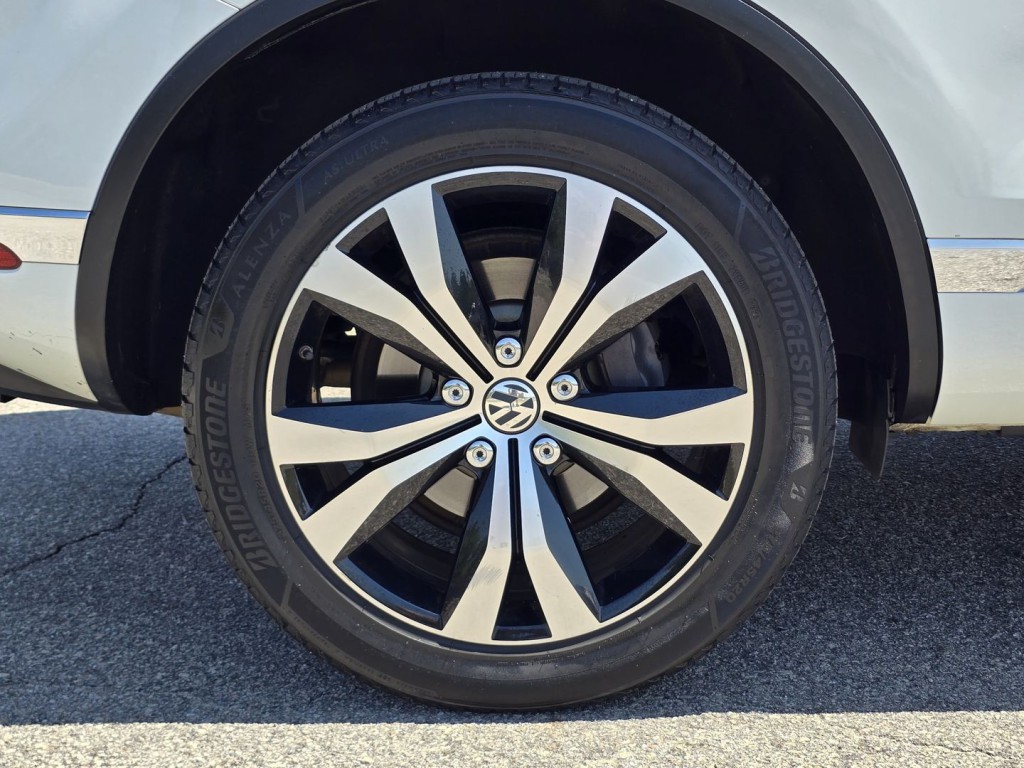 2017 Volkswagen Touareg Image 57