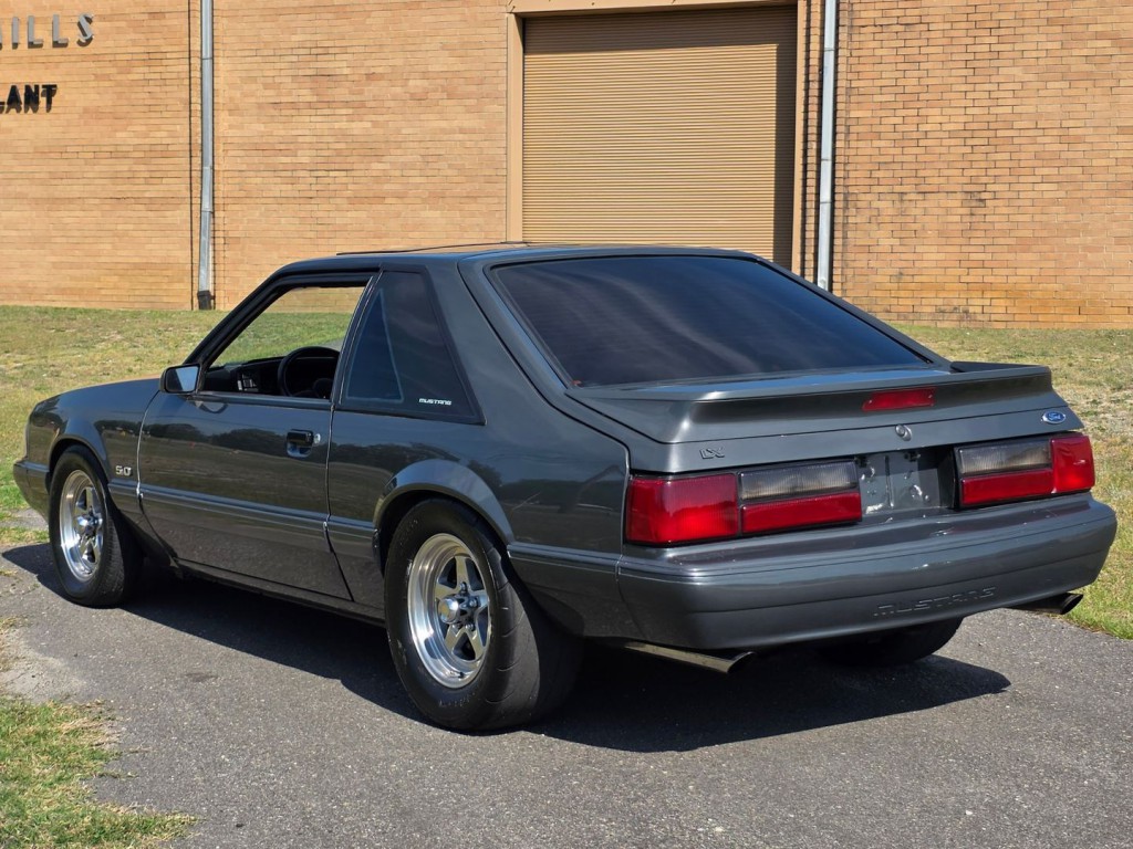 1989 Ford Mustang Image 11