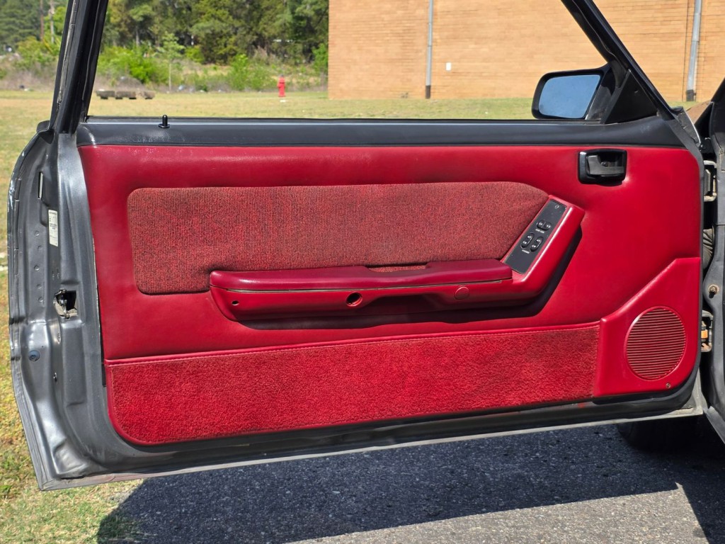 1989 Ford Mustang Image 38