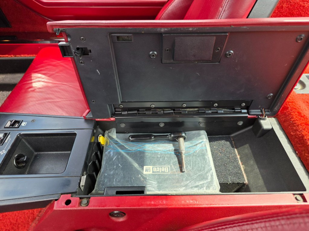 1985 Chevrolet Corvette Image 25