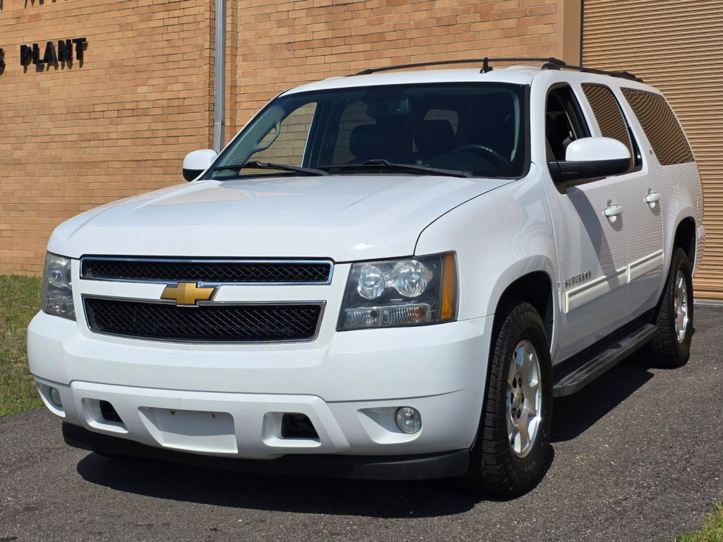 2013 Chevrolet Suburban Image 2