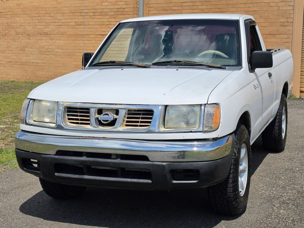 1999 Nissan Frontier Image 2
