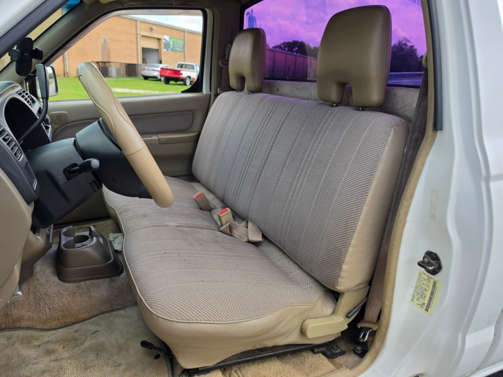 1999 Nissan Frontier Image 14