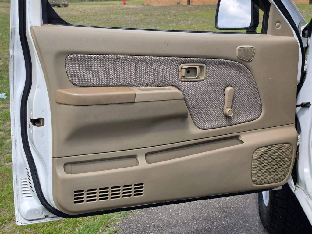 1999 Nissan Frontier Image 33