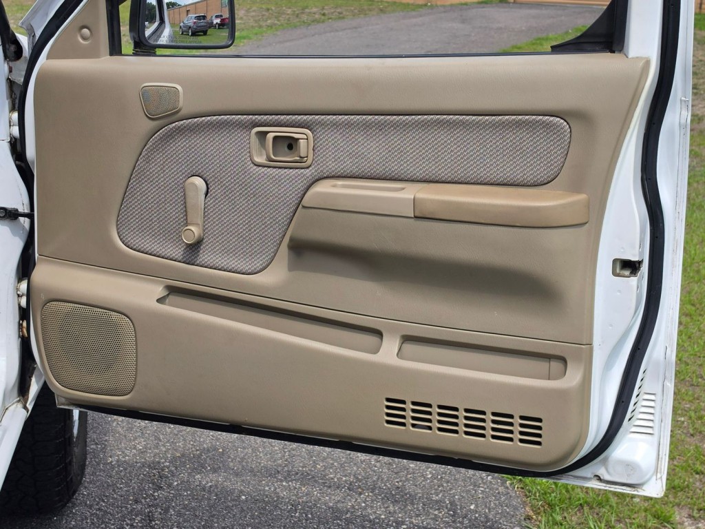 1999 Nissan Frontier Image 34