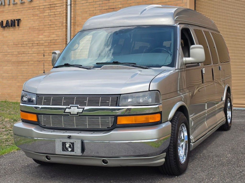 2004 Chevrolet Express Image 2