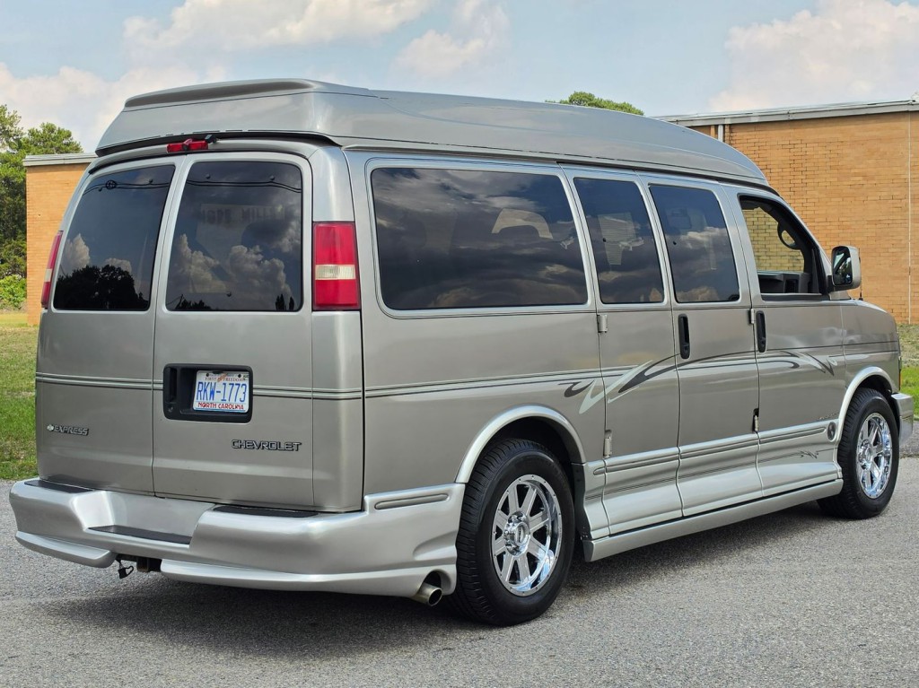 2004 Chevrolet Express Image 7