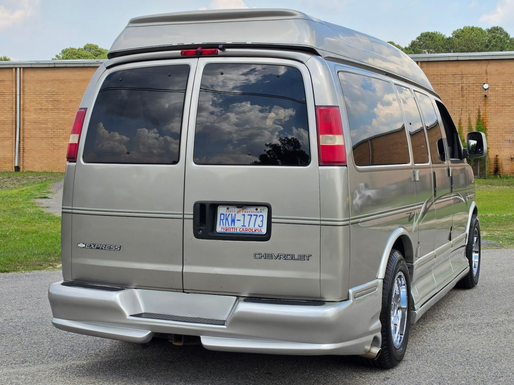 2004 Chevrolet Express Image 8