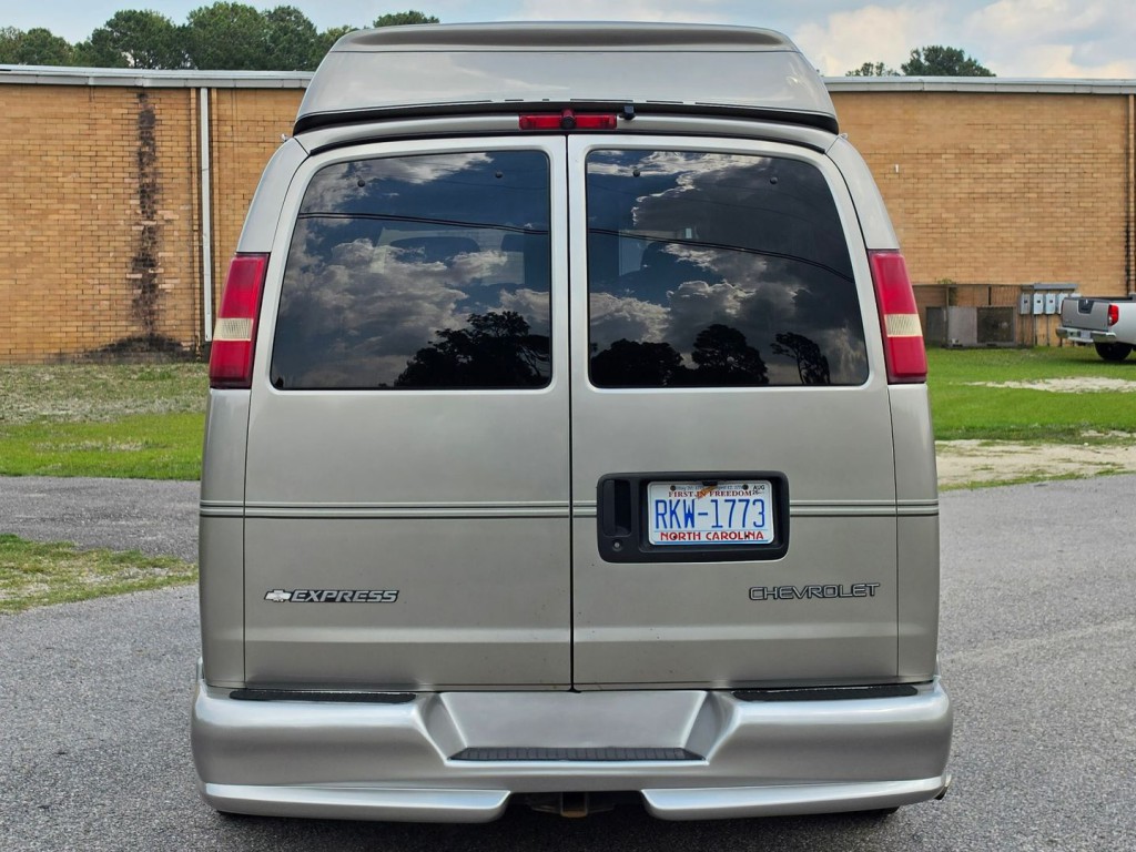 2004 Chevrolet Express Image 9