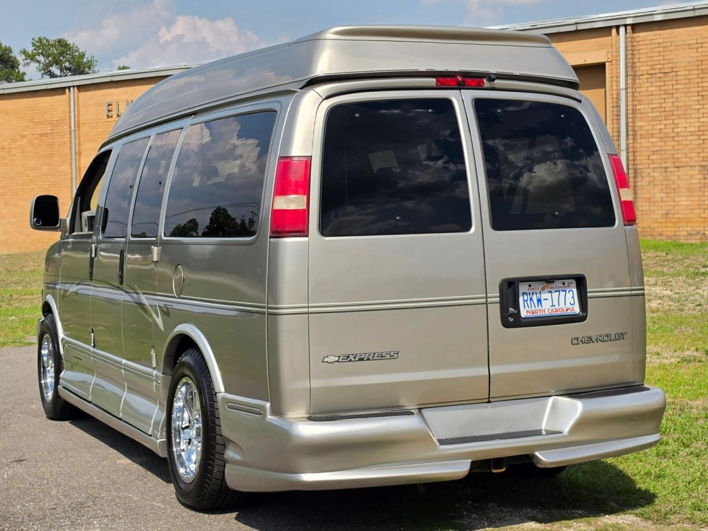 2004 Chevrolet Express Image 10