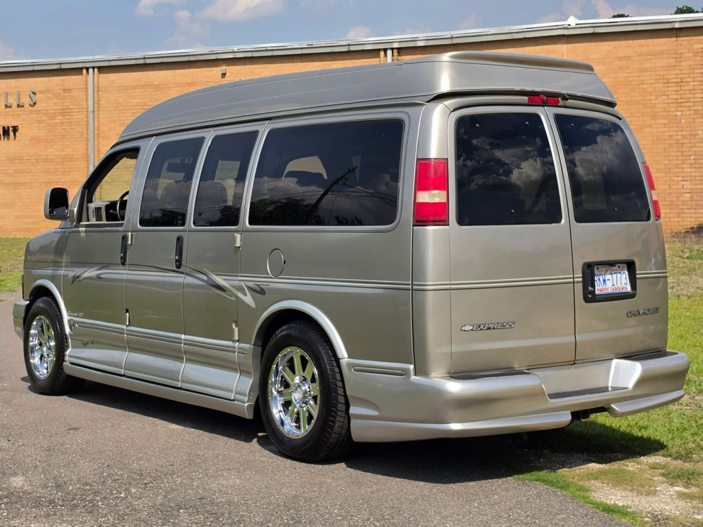 2004 Chevrolet Express Image 11