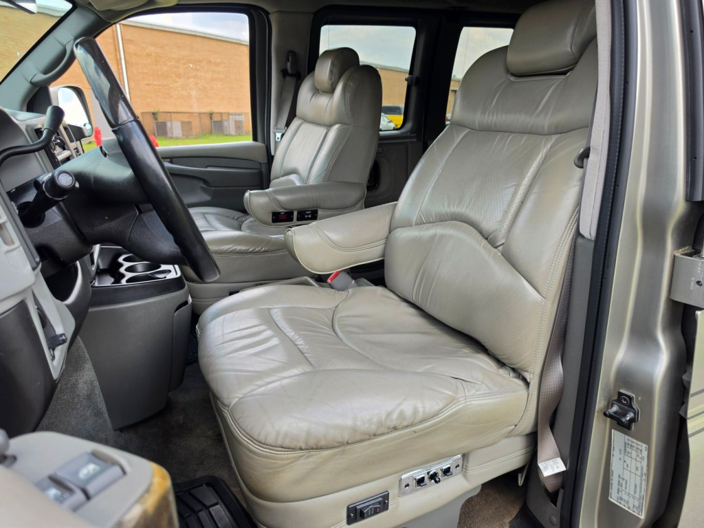 2004 Chevrolet Express Image 14