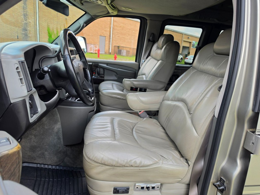 2004 Chevrolet Express Image 15