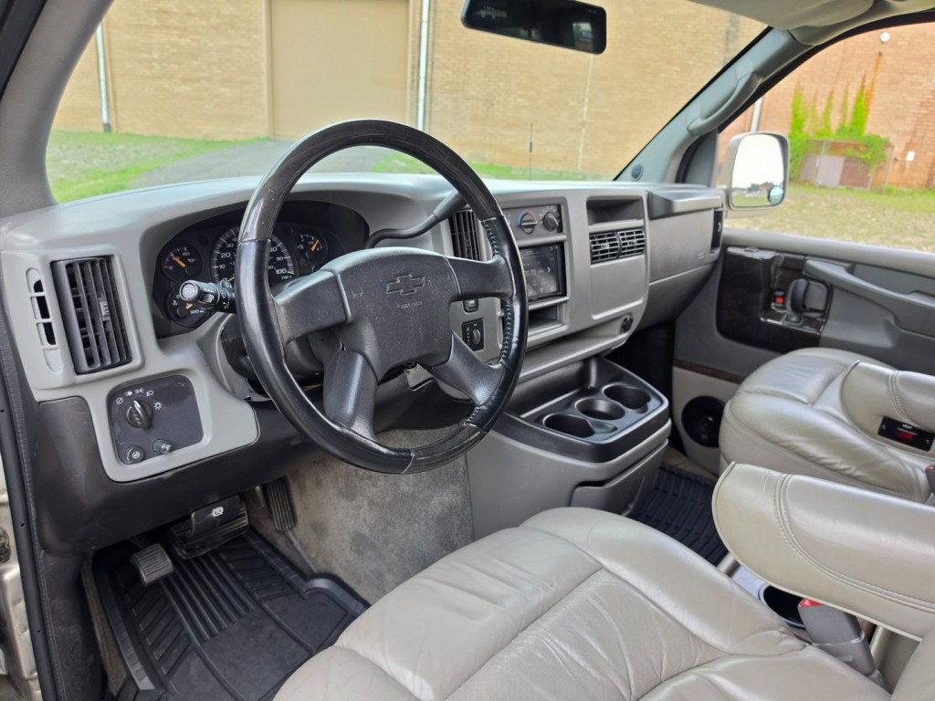 2004 Chevrolet Express Image 16
