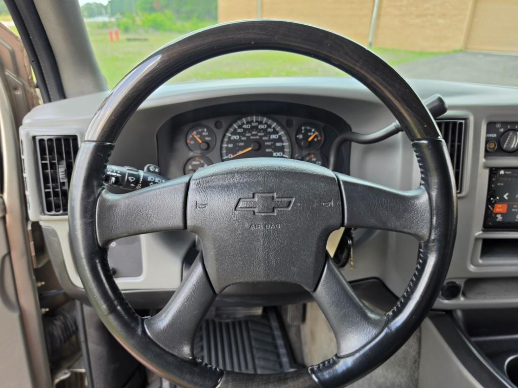 2004 Chevrolet Express Image 17