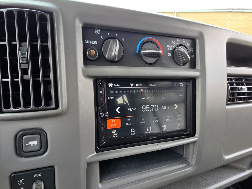 2004 Chevrolet Express Image 19
