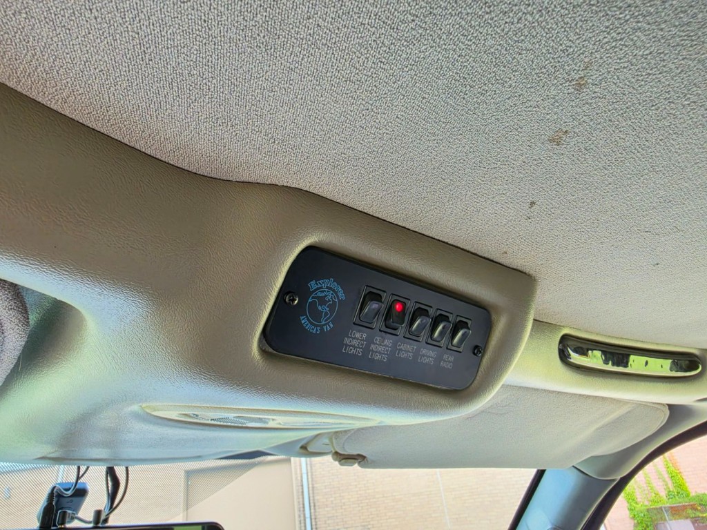 2004 Chevrolet Express Image 25