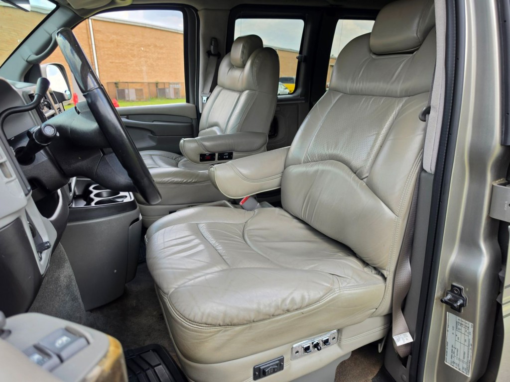 2004 Chevrolet Express Image 26