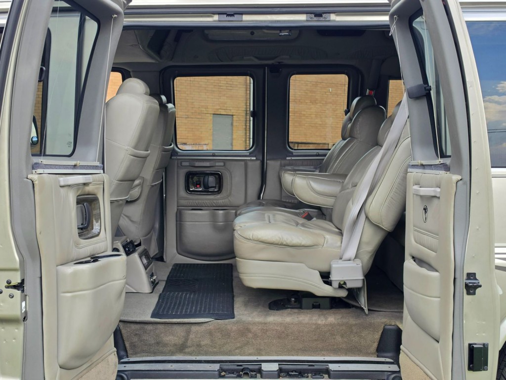 2004 Chevrolet Express Image 27