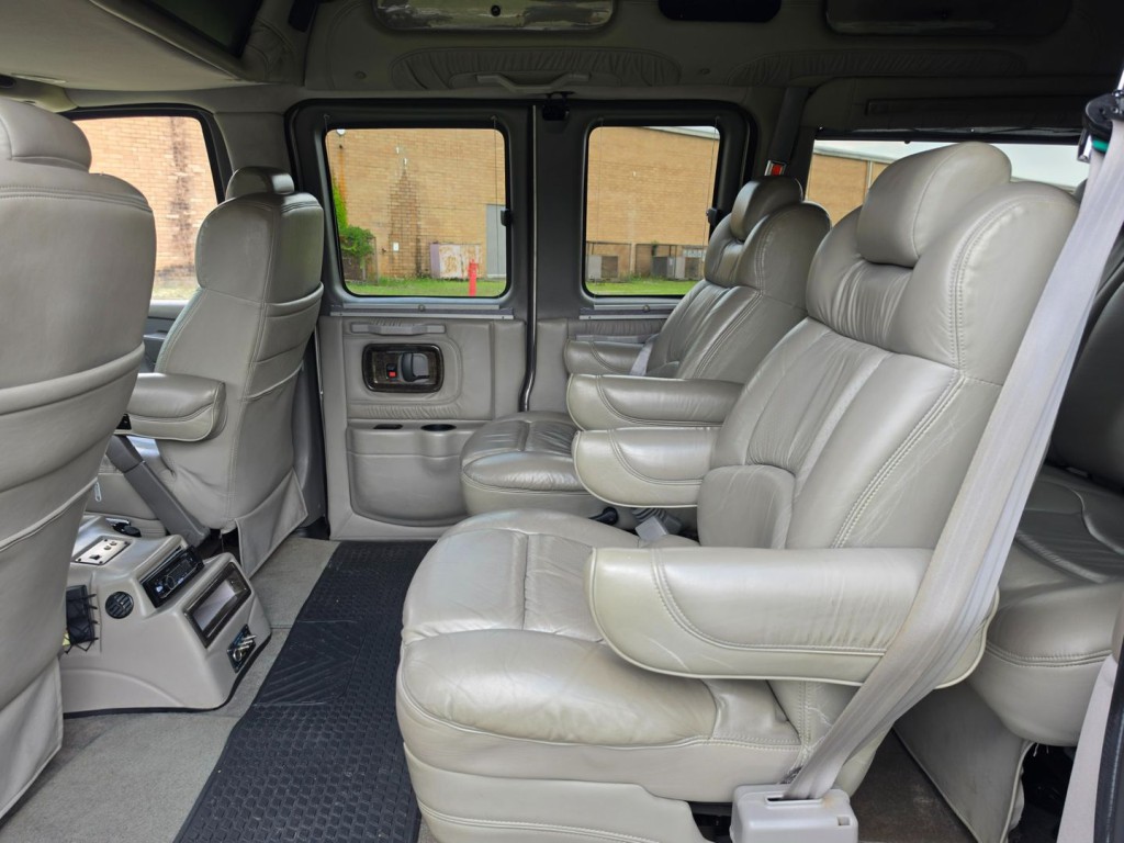 2004 Chevrolet Express Image 28
