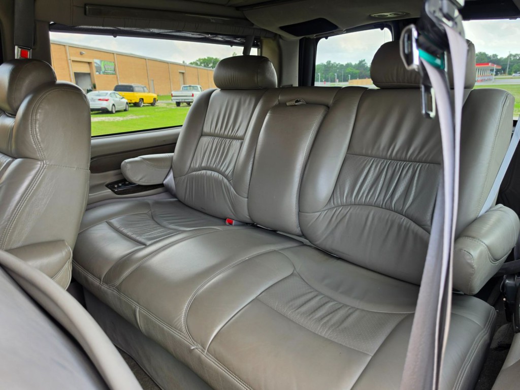 2004 Chevrolet Express Image 29