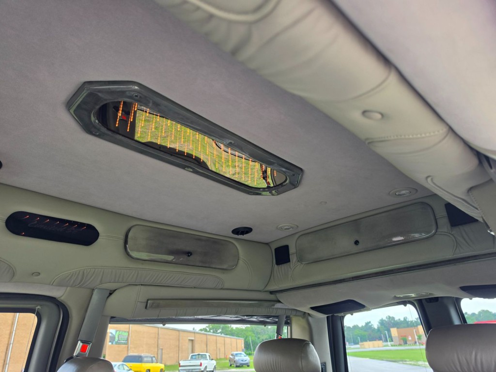 2004 Chevrolet Express Image 30