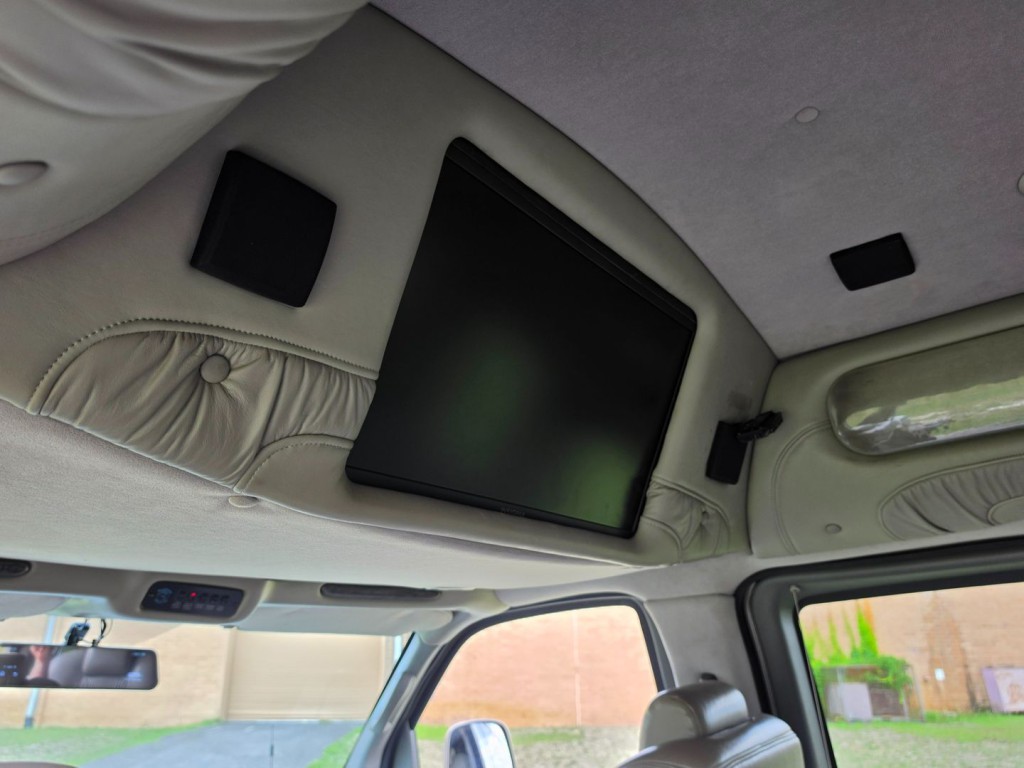2004 Chevrolet Express Image 32