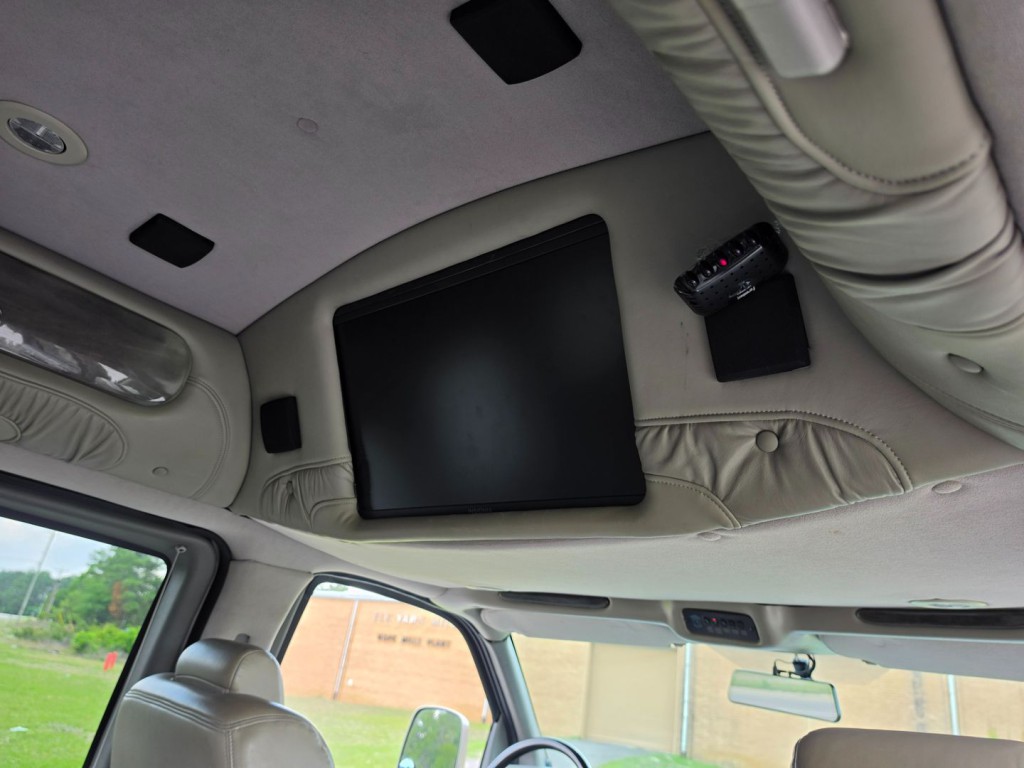 2004 Chevrolet Express Image 33