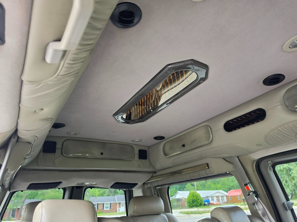 2004 Chevrolet Express Image 34