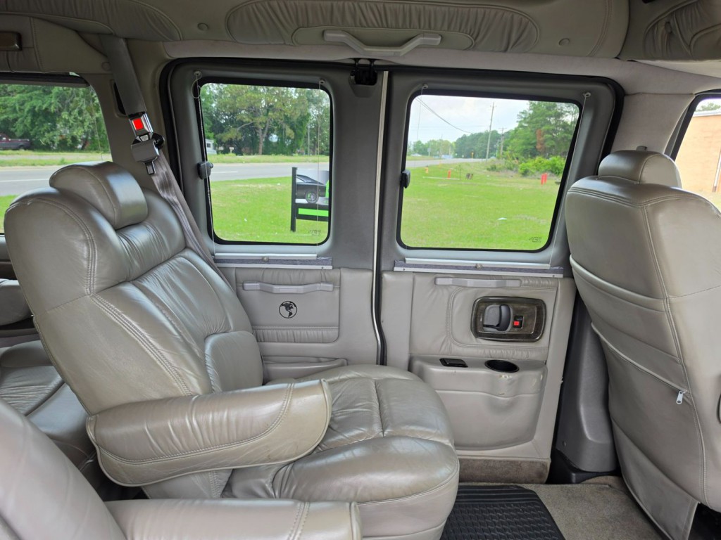 2004 Chevrolet Express Image 36