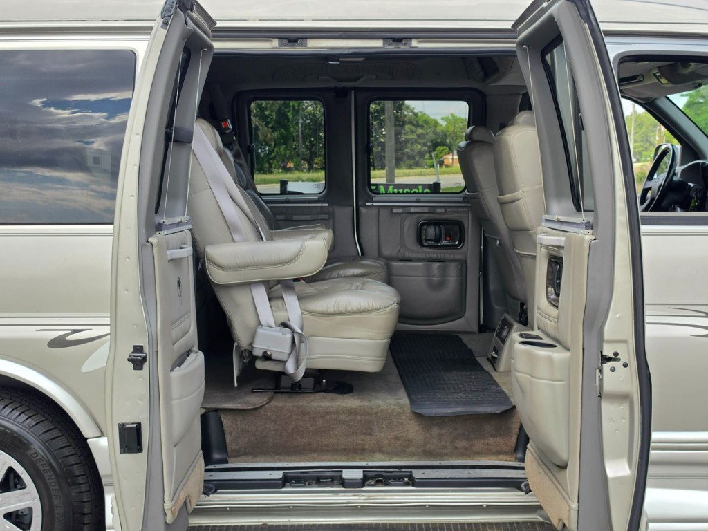 2004 Chevrolet Express Image 37