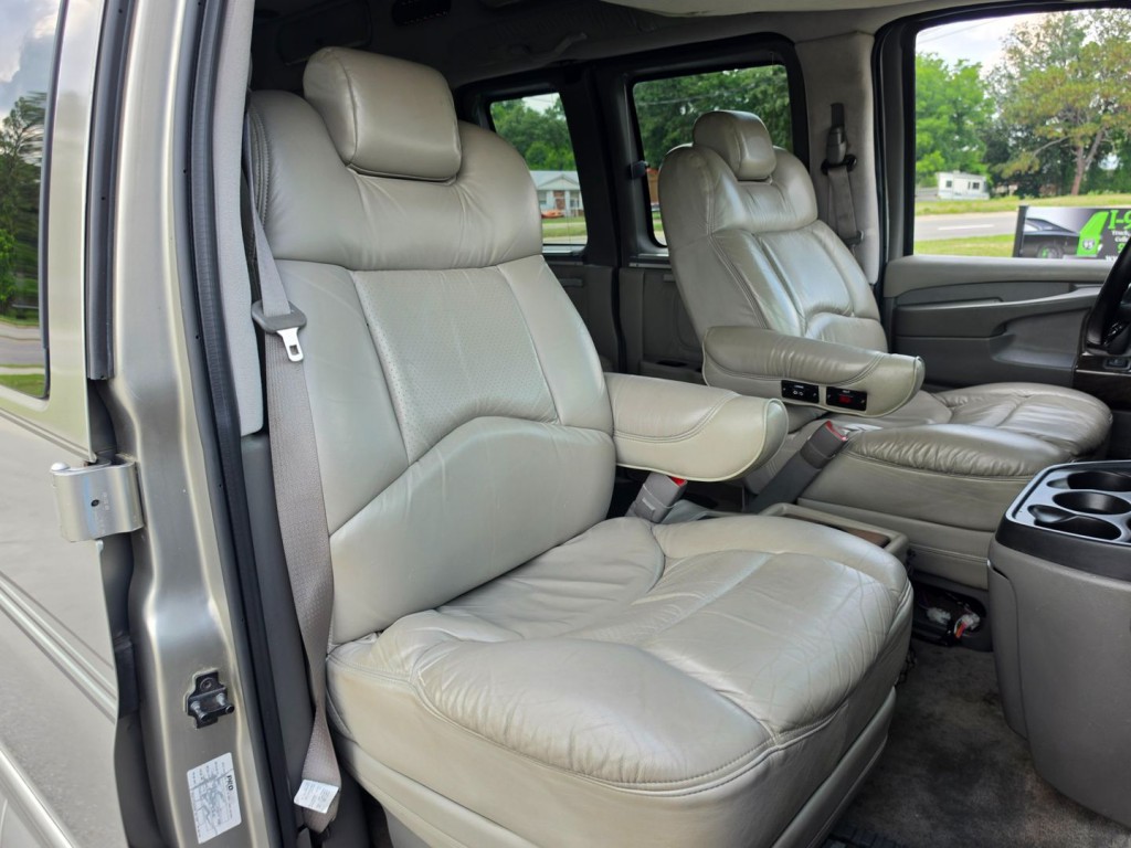 2004 Chevrolet Express Image 38