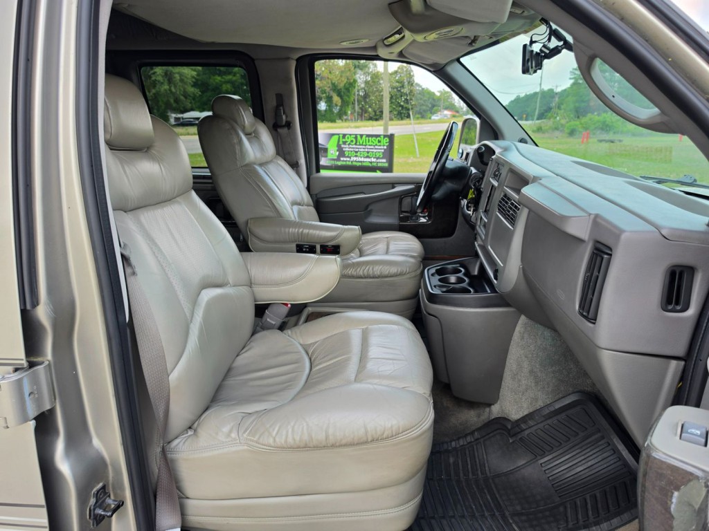 2004 Chevrolet Express Image 39