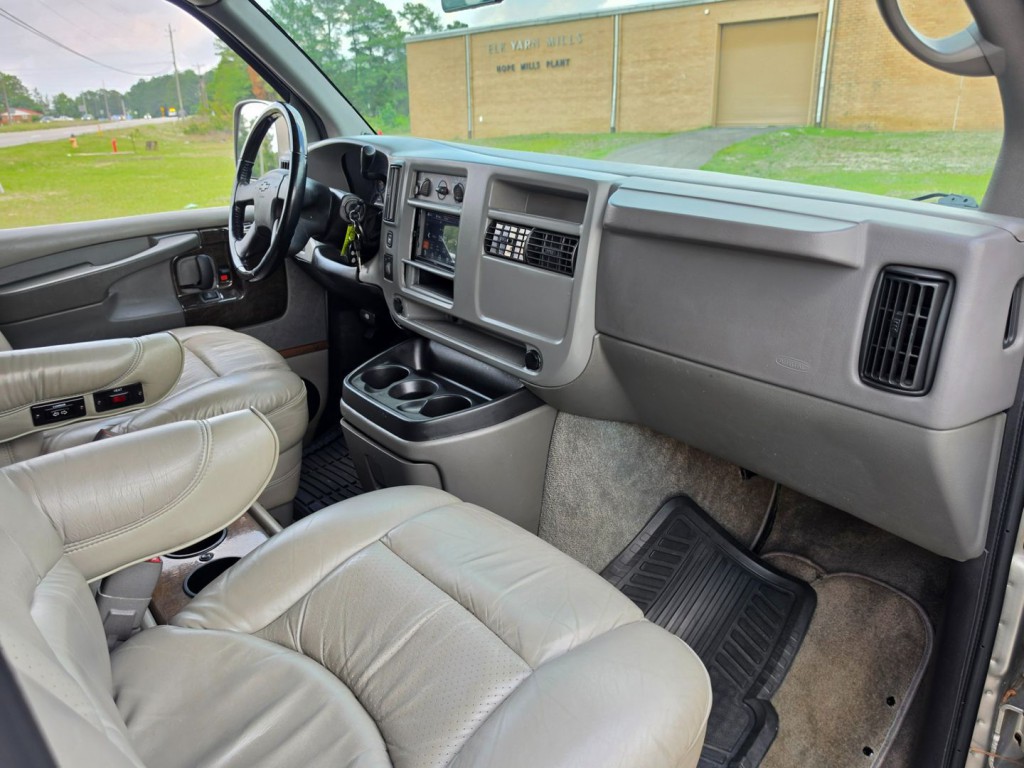 2004 Chevrolet Express Image 40