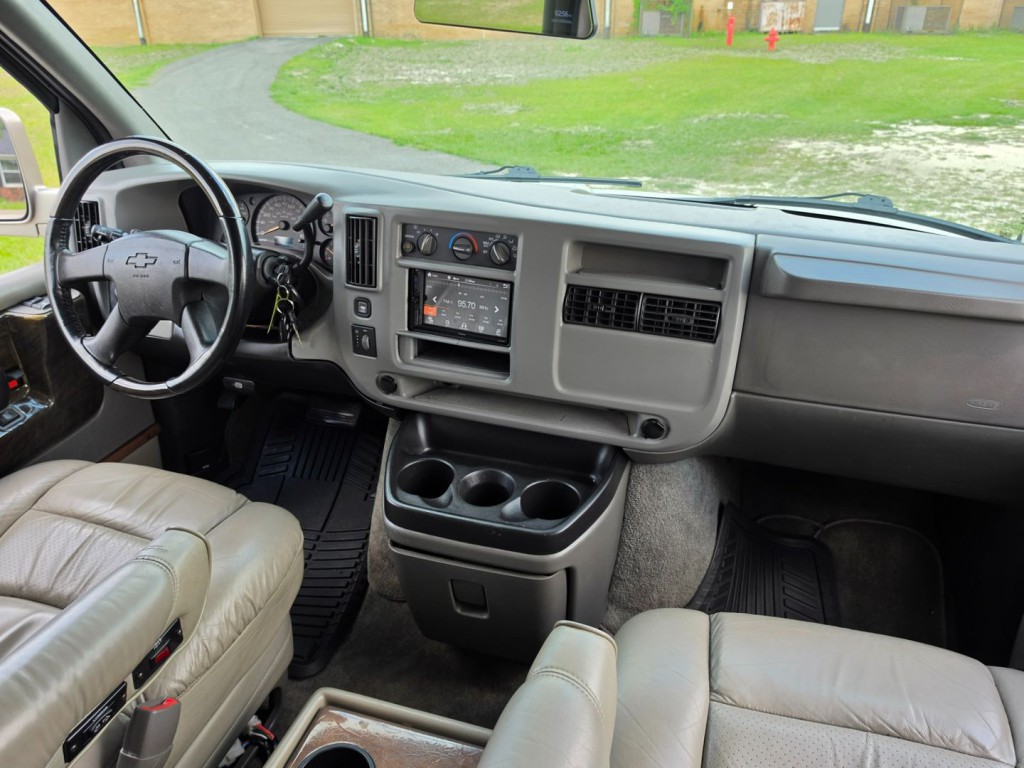 2004 Chevrolet Express Image 41