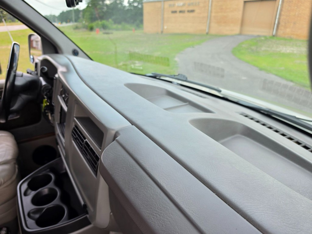 2004 Chevrolet Express Image 42