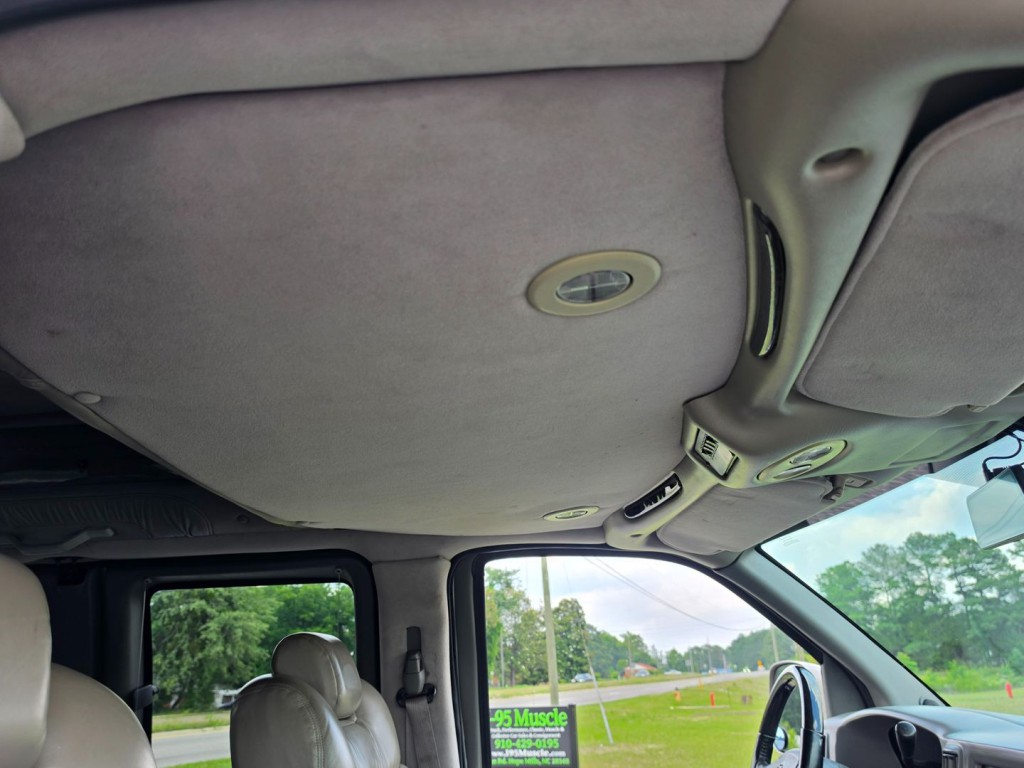 2004 Chevrolet Express Image 45