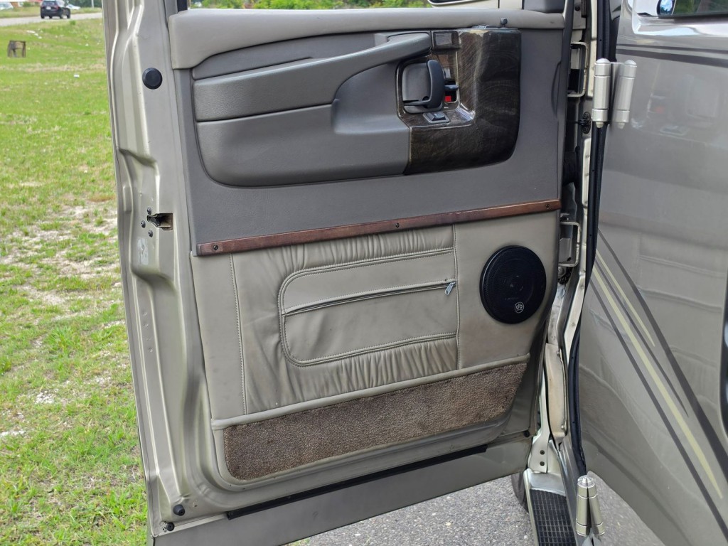 2004 Chevrolet Express Image 46