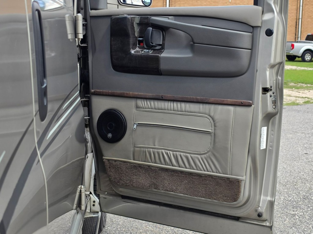 2004 Chevrolet Express Image 47