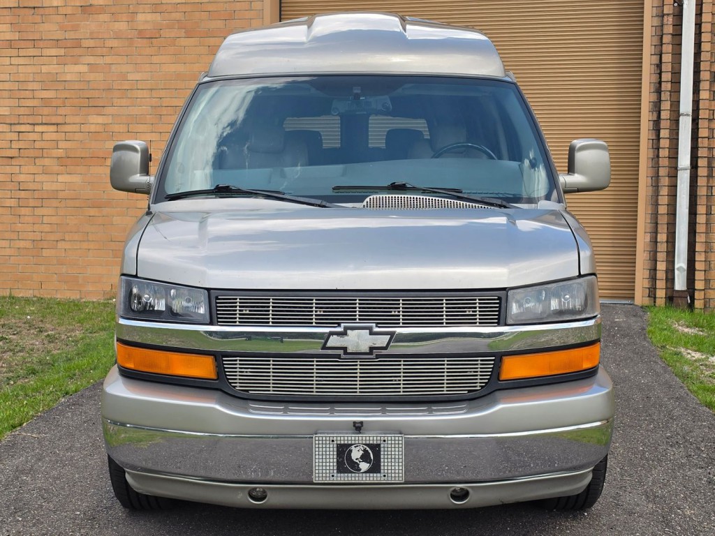 2004 Chevrolet Express Image 50