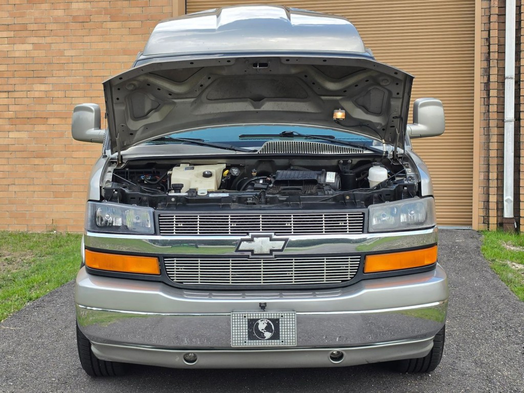 2004 Chevrolet Express Image 51