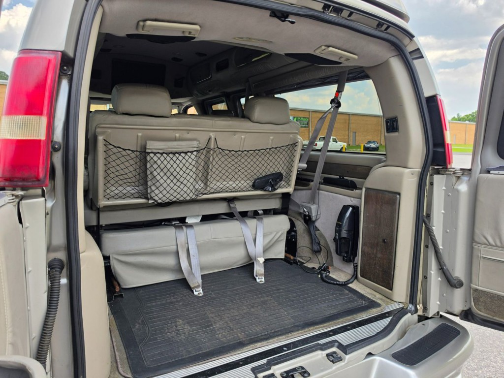 2004 Chevrolet Express Image 59