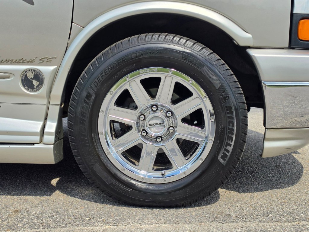 2004 Chevrolet Express Image 63