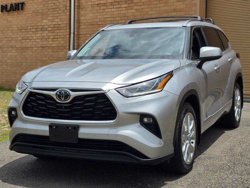 2021 Toyota Highlander Image 2