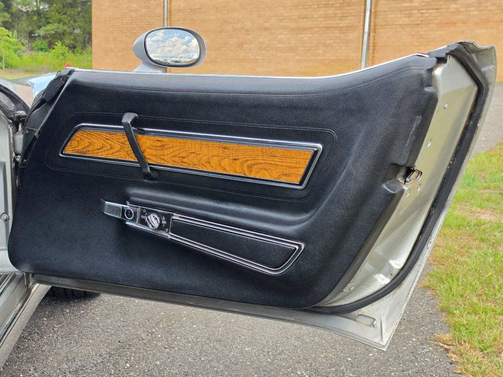 1976 Chevrolet Corvette Image 32