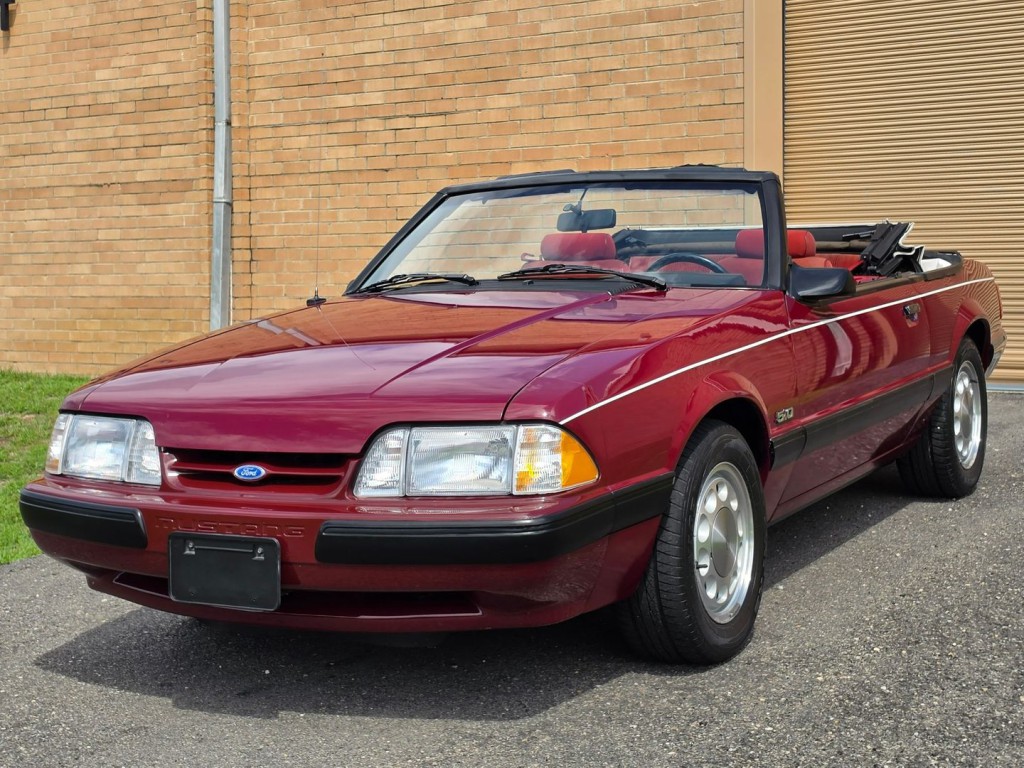1988 Ford Mustang Image 2