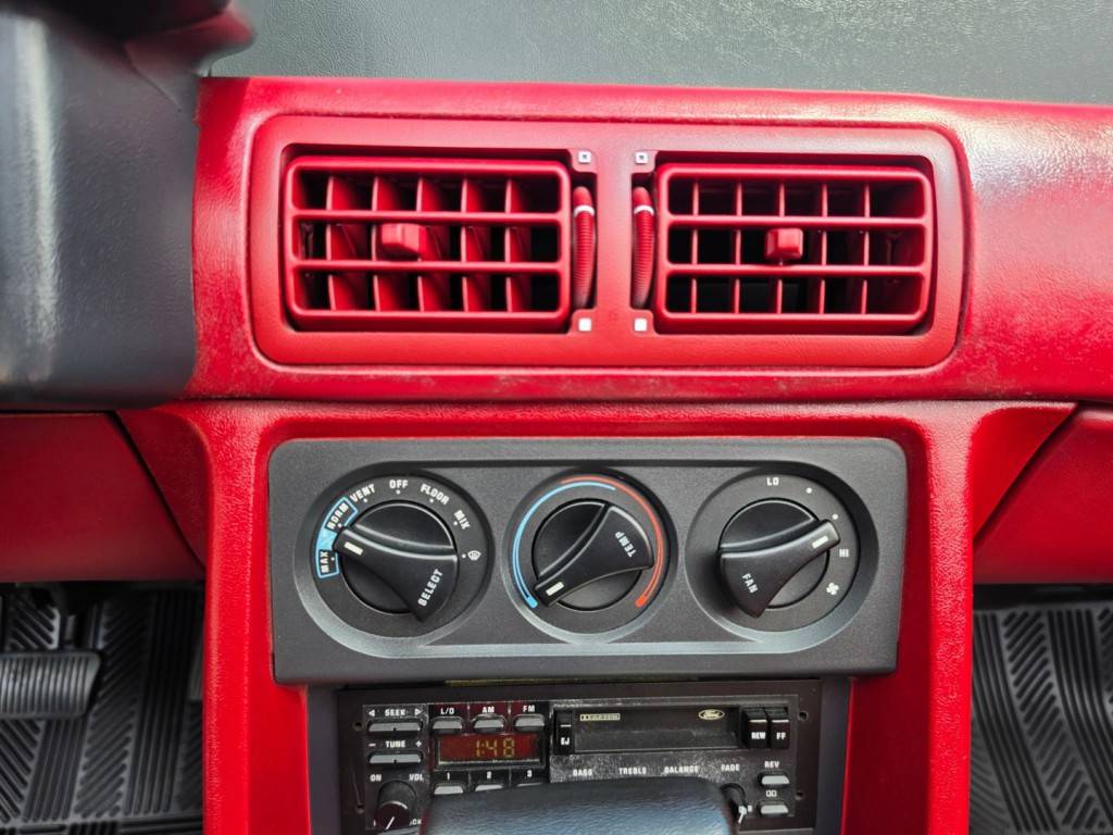 1988 Ford Mustang Image 22