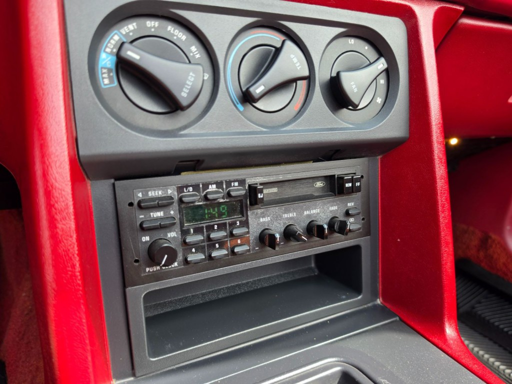 1988 Ford Mustang Image 23