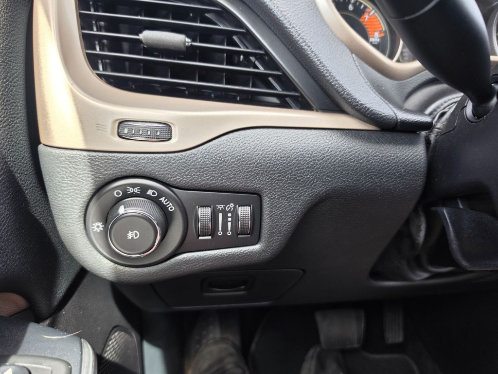 2016 Jeep Cherokee Image 19